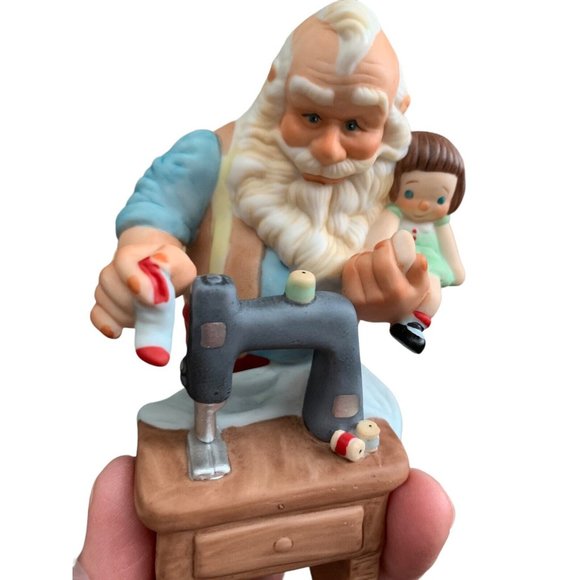 HALLMARK GOLD CROWN COLLECTIBLE SANTA THE TOYMAKER FINE PORCELAIN FIGURINE 1988 - Picture 7 of 10